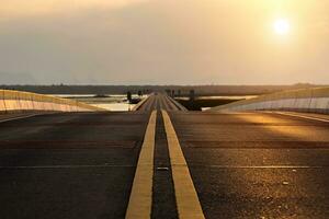 Jaune circulation lignes sur le route avec lumière du soleil. photo