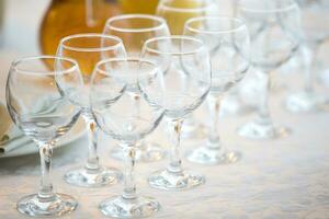 rangée de des lunettes en diagonale. du vin des lunettes pour une buffet table photo