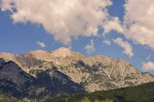 le montagnes sont couvert dans neige et des nuages photo