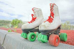 paire de rouleau patins sur le béton photo