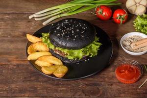 savoureux burger maison grillé avec boeuf, tomate, fromage, concombre et laitue photo