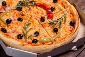 savoureuse pizza chaude fraîche sur un fond sombre. pizza, nourriture, légumes, champignons photo