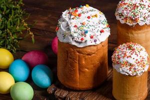 gâteau de pâques et oeufs colorés sur fond sombre photo