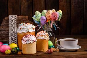 gâteau de pâques et oeufs colorés sur fond sombre photo