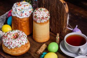 gâteau de pâques et oeufs colorés sur fond sombre photo