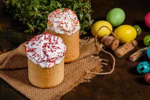 gâteau de pâques et oeufs colorés sur fond sombre photo