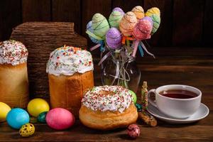 gâteau de pâques et oeufs colorés sur fond sombre photo