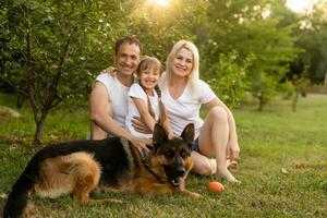 content famille profiter dans parc sur ensoleillé une journée photo