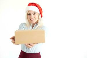 Noël, Noël, hiver, bonheur concept - souriant femme dans Père Noël assistant chapeau avec parcelle boîte photo