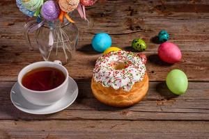 gâteau de pâques et oeufs colorés sur fond sombre photo