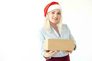 Noël, Noël, hiver, bonheur concept - souriant femme dans Père Noël assistant chapeau avec parcelle boîte photo