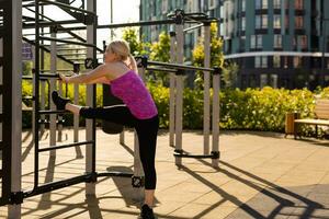 aptitude femme Faire situps dans Extérieur Gym se réveiller en dehors force formation photo