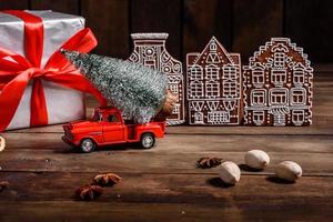 délicieux beaux bonbons sur une table en bois sombre la veille de noël photo