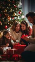 ai généré famille content à Noël avec Noël arbre et Noël ornements, photo