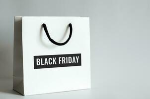 blanc achats sac avec noir Vendredi mot sur blanc Contexte pour noir Vendredi achats vente concept. photo