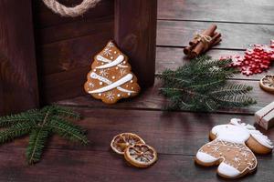 pain d'épice de fête de noël fait à la maison sur une table sombre photo