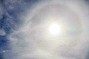 une Halo de lumière dans le ciel photo