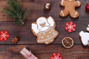 pain d'épice de fête de noël fait à la maison sur une table sombre photo