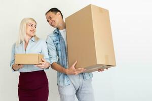 en mouvement, Accueil et famille concept - souriant couple en portant papier carton des boites photo