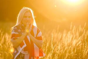 magnifique Jeune femme avec Etats-Unis drapeau photo