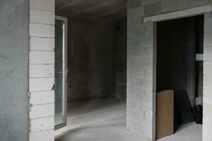 petit appartement sans pour autant réparation dans une Nouveau bâtiment. une pièce dans un inachevé maison. des murs de mousse bloquer et béton sol dans une minuscule appartement. photo