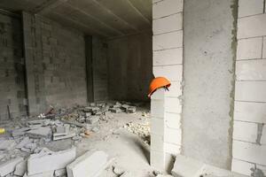 abandonné maison intérieur, sale chambre, pourri pelé des murs. photo