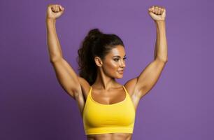 ai généré femme avec mains fléchissement muscles dans de face de violet toile de fond photo