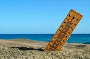 une thermomètre sur le plage photo