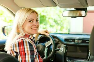 Jeune femme conduite sa voiture photo