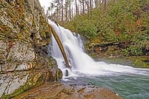 chutes dramatiques par temps nuageux photo