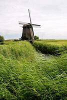 une Moulin à vent dans le milieu de une champ photo