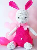 ai généré tricoté lapin dans rose robe. st. la Saint-Valentin journée décor. tricoté jouet, amigurumi. valentines journée salutation carte ai généré photo