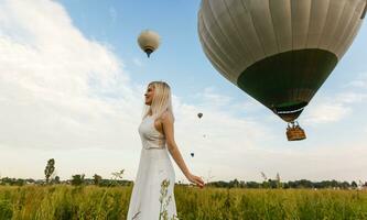 femme et une chaud air ballon, été photo