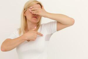 femme spectacles une place sur sa blanc T-shirt photo