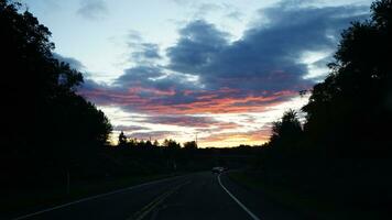 le Autoroute paysage avec des nuages et le coucher du soleil ciel comme Contexte photo