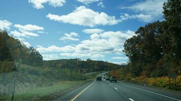 le Autoroute paysage avec côté vue et nuageux ciel comme Contexte photo