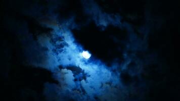 le lune nuit vue avec le plein lune et des nuages dans le ciel photo