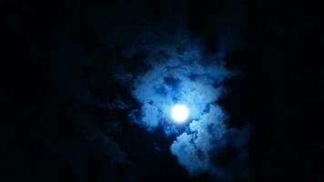 le lune nuit vue avec le plein lune et des nuages dans le ciel photo