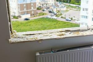 vide Cadre sur une large panoramique la fenêtre. magnifique vue de le fenêtre de un appartement dans une à plusieurs étages bâtiment. toits de Maisons et des arbres de une hauteur. magnifique vue par le la fenêtre. Cadre pour photo