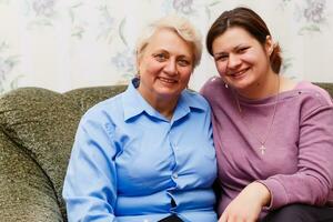 jolie femme et Sénior mère à Accueil photo