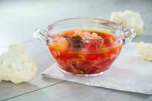 cuit végétarien légume soupe avec champignons, choufleur et autre des légumes dans une bol . photo