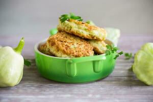 légume frit écraser et Zucchini côtelettes dans une céramique forme photo