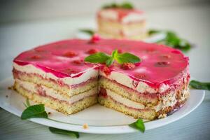 fraise coquelicot gâteau avec crème dans une assiette photo