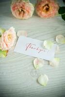 bouquet de magnifique Orange des roses sur table photo