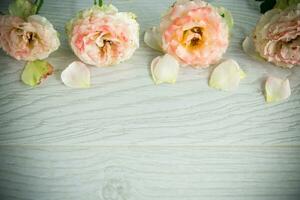 bouquet de magnifique Orange des roses sur table photo