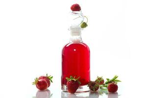 sucré cuit fraise sirop dans une verre carafe photo