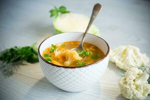 légume été soupe avec choufleur dans une bol photo