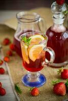 rafraîchissant cool fraise limonade avec citron, la glace et menthe dans une verre photo