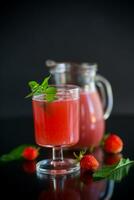 du froid été fraise kvas avec menthe dans une verre photo