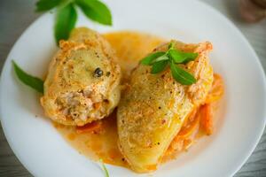 cuit dans sauce farci poivrons dans une assiette sur une en bois table photo